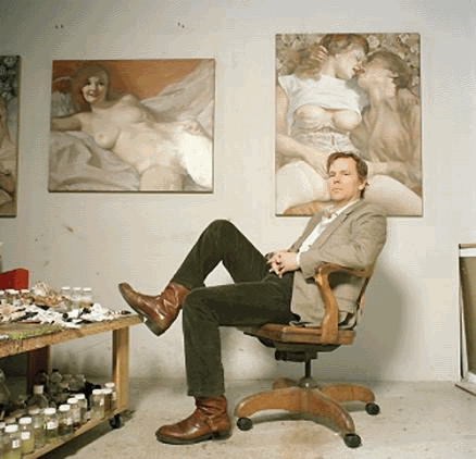Джон Каррин со своими работами в его студии в Манхэттане