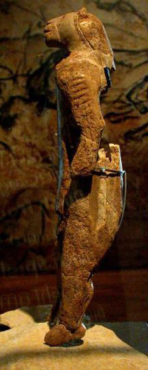 "Человек-Лев," найденный в пещере Hohlenstein-Stadel в Германии Swabian и датированный 32 000 лет, связан с культурой Ориньяка и - самая старая известная антропоморфическая статуэтка животных в мире.