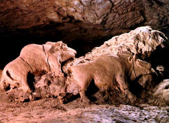 Глиняные скульптуры бизонов из Le Tuc d'Audobert (Montesquieu - Avantes, Ariege) - Пиренеи, эпоха Мадлен